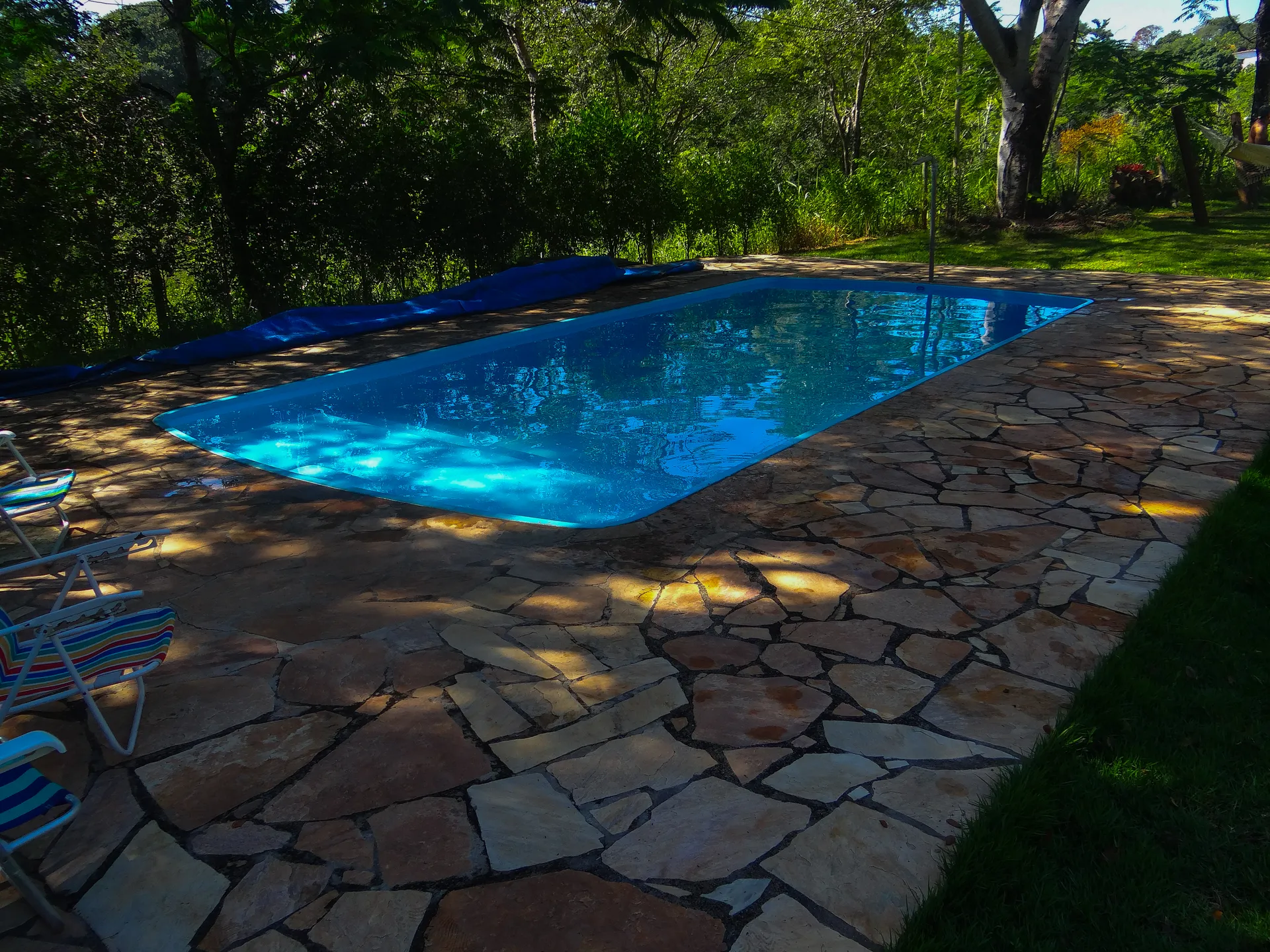 Lazer na piscina e gramado